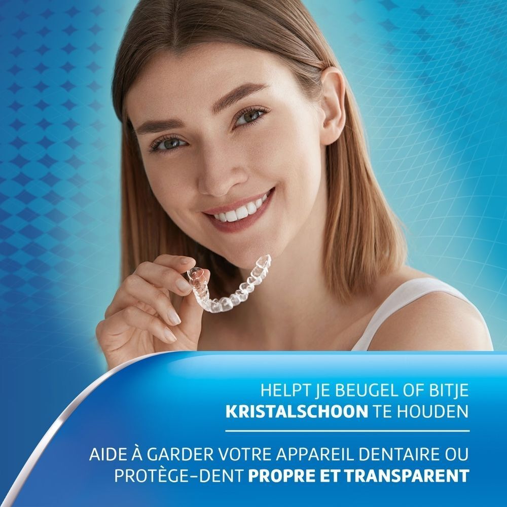 Vrouw met doorzichtige beugel. Tekst: Helpt je beugel schoon en transparant te houden.