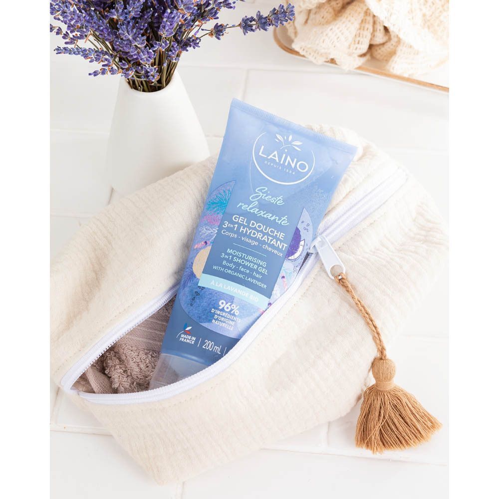 Tube de gel douche bleu dans une trousse de toilette crème avec fermeture éclair.