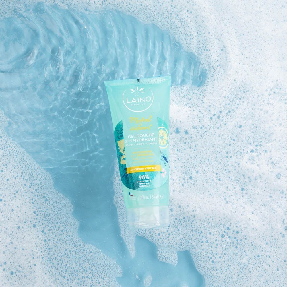 Tube de gel douche vert clair dans l'eau. Nom et logo du produit visibles. 96% ingrédients d'origine naturelle.