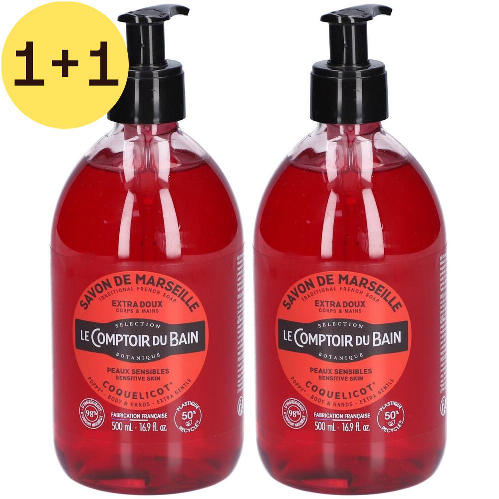 Twee flessen rode zeep met zwarte pompen. Labels: Savon de Marseille, Le Comptoir du Bain, Coquelicot. Sticker 1+1.
