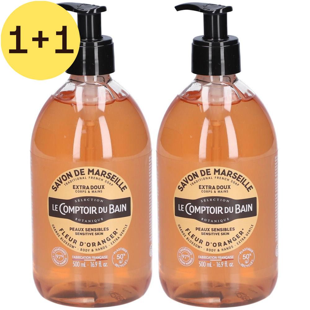 Twee flessen vloeibare zeep met doseerpomp. Opschrift: Savon de Marseille, Fleur d'Oranger, Le Comptoir du Bain. Gele 1+1-aanduiding.