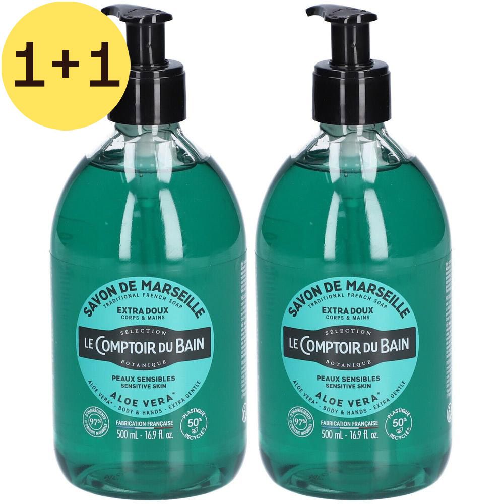 Twee flessen vloeibare zeep met zwarte pomp. Opschrift: Savon de Marseille, Le Comptoir du Bain, Aloe Vera. Gele 1+1 markering.