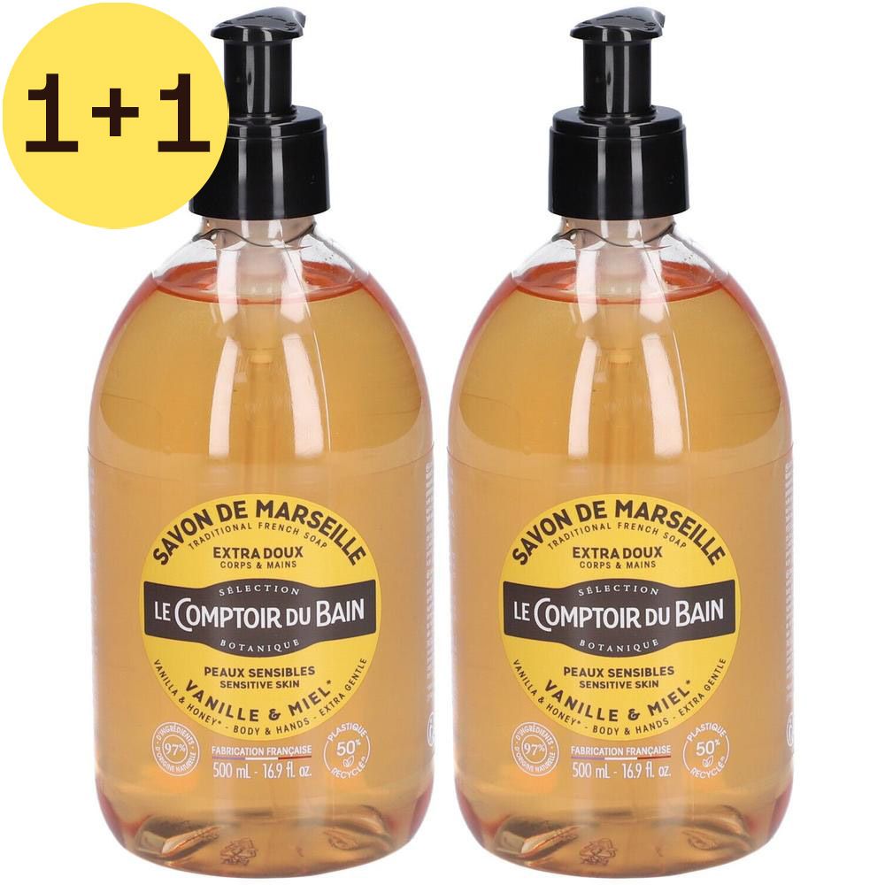 Twee flessen vloeibare zeep met zwarte pomp. Opschrift: Savon de Marseille, Le Comptoir du Bain, Vanille & Miel. Gele 1+1-aanduiding.