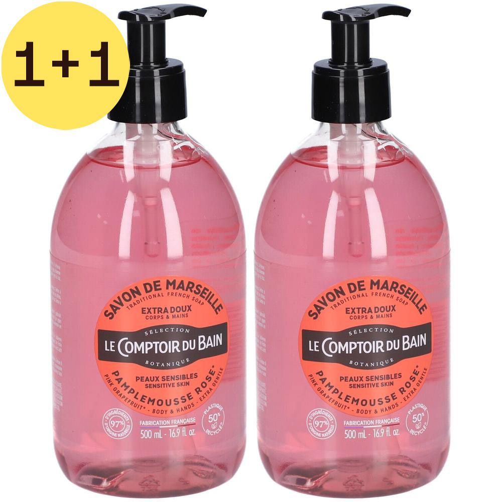 Twee flessen roze vloeibare zeep met zwarte pomp. Opschrift: Savon de Marseille, Le Comptoir du Bain, Pamplemousse Rose. 1+1.