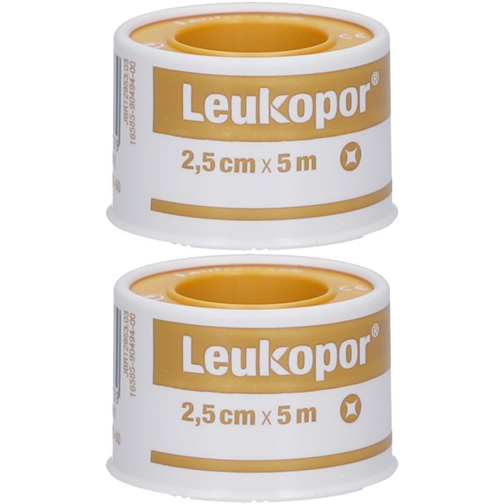 Twee rollen Leukopor® pleister, 2,5 cm x 5 m. Witte tape met gouden opdruk. Productnaam en afmetingen duidelijk zichtbaar.