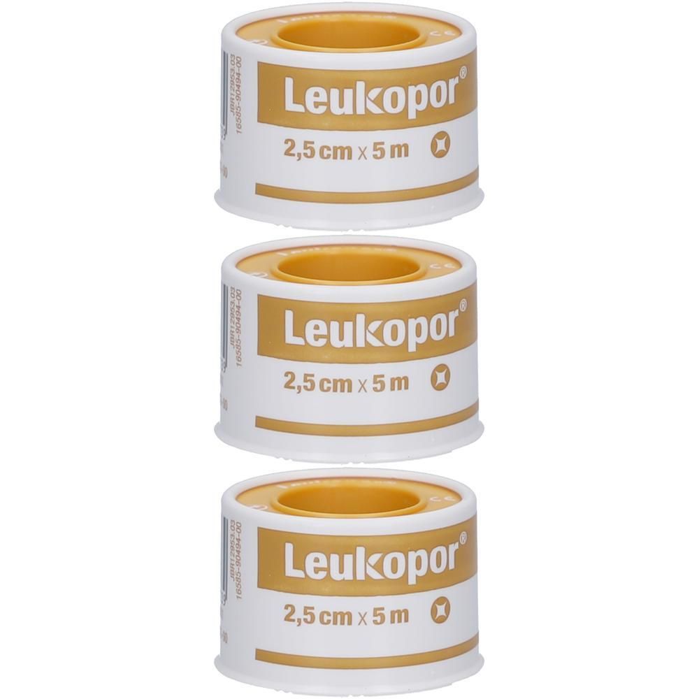Drie rollen Leukopor-tape. Opschrift: Leukopor, 2,5 cm x 5 m. Witte tape met gele kern.