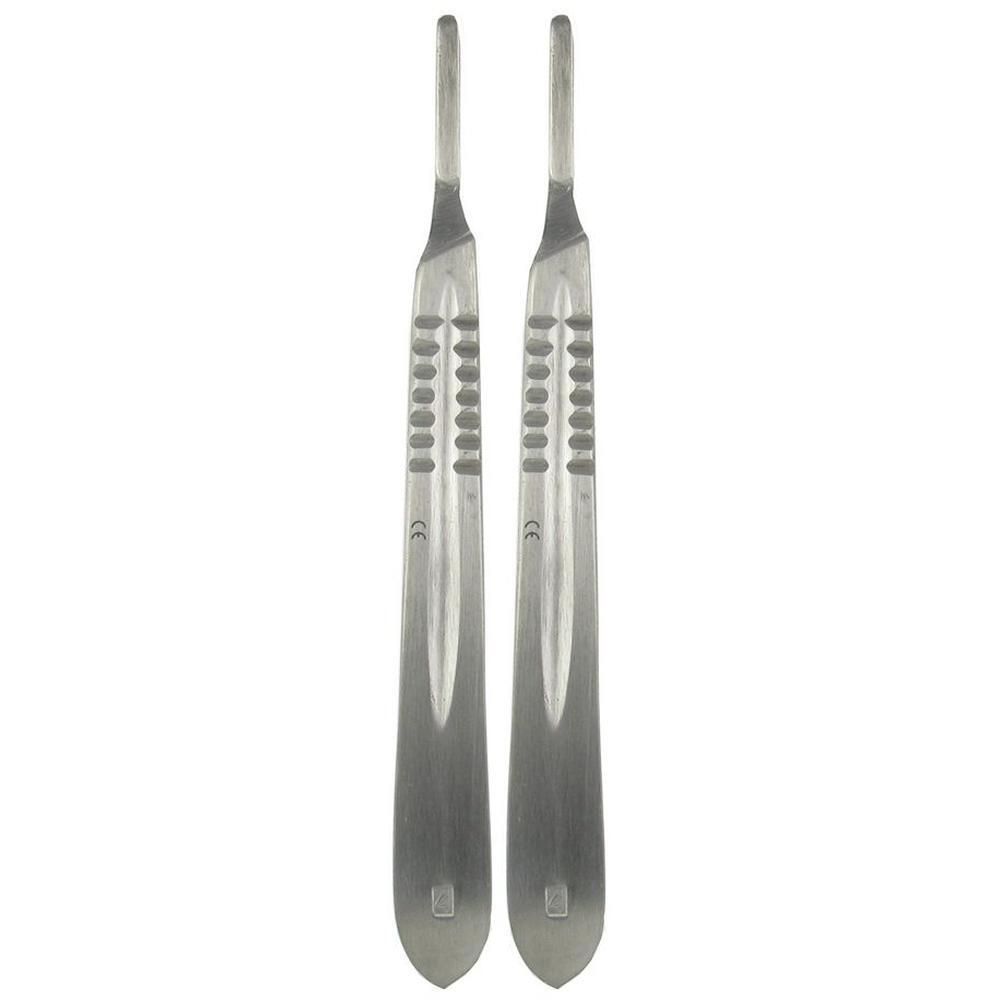 Twee metalen scalpelhandvatten met geribbelde grepen en CE-markering.
