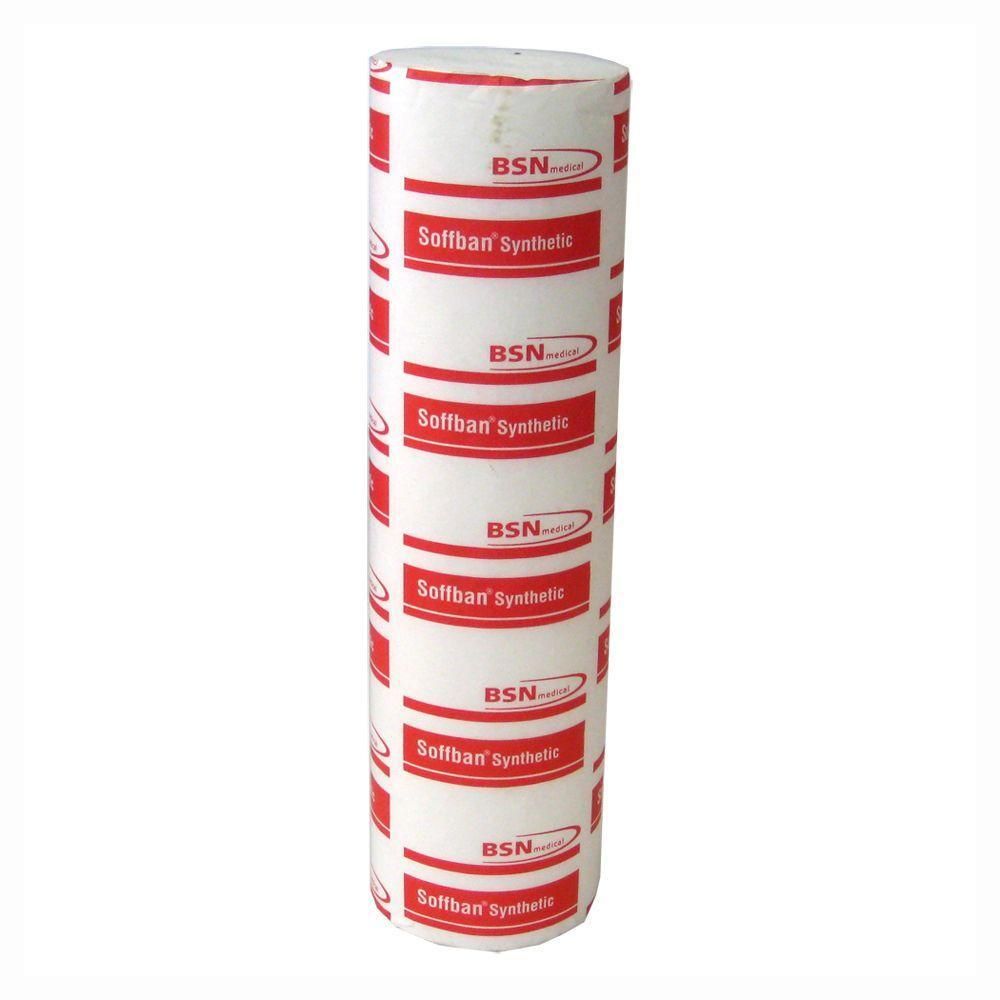 Rouleau de matériau synthétique blanc. Inscription : BSN medical, Soffban Synthetic. Texte rouge sur fond blanc. Forme cylindrique.