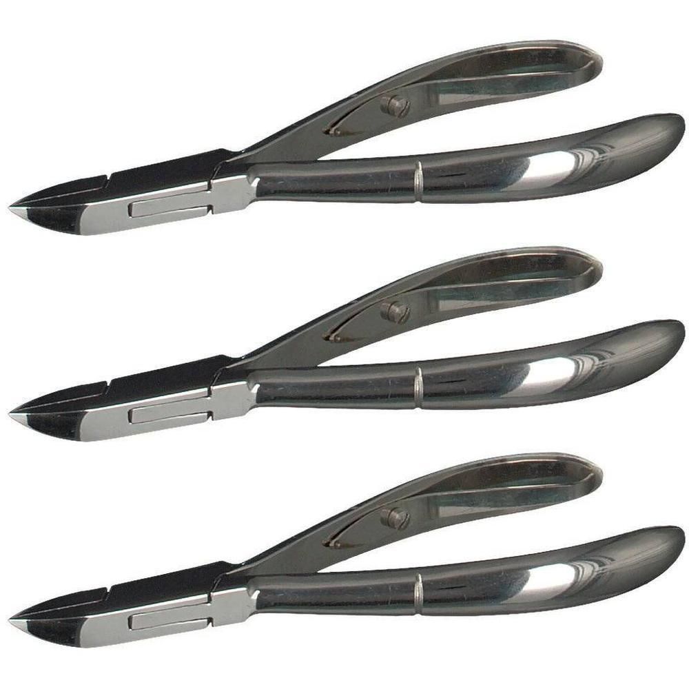 Trois pinces à ongles professionnelles en métal avec poignées courbées et lames tranchantes.