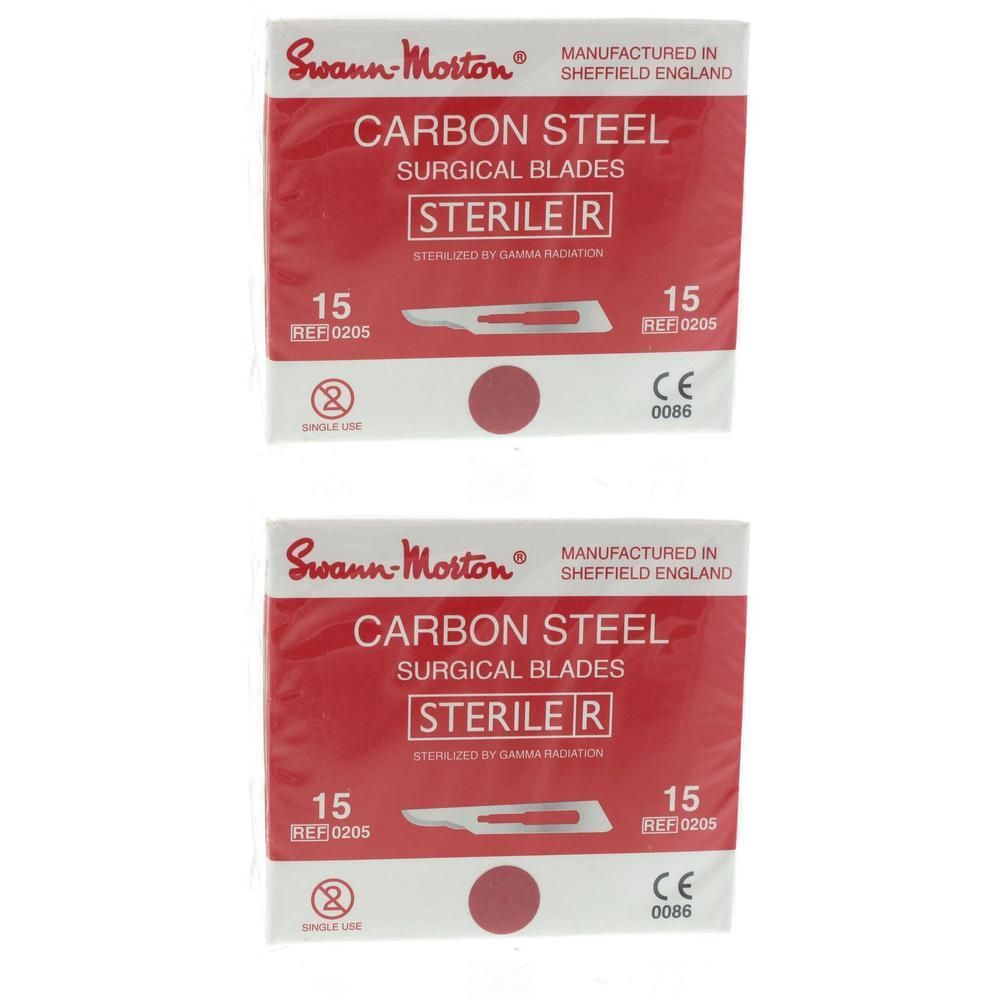 Deux paquets de lames de scalpel Swann-Morton n°15 en acier au carbone, stériles.