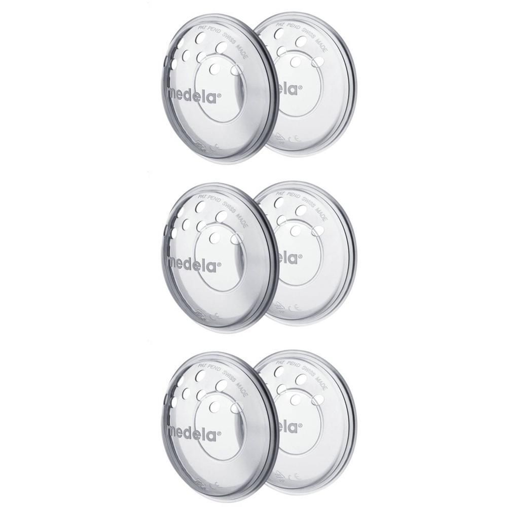 Deux téterelles Medela transparentes avec trous d'aération et logo de la marque.