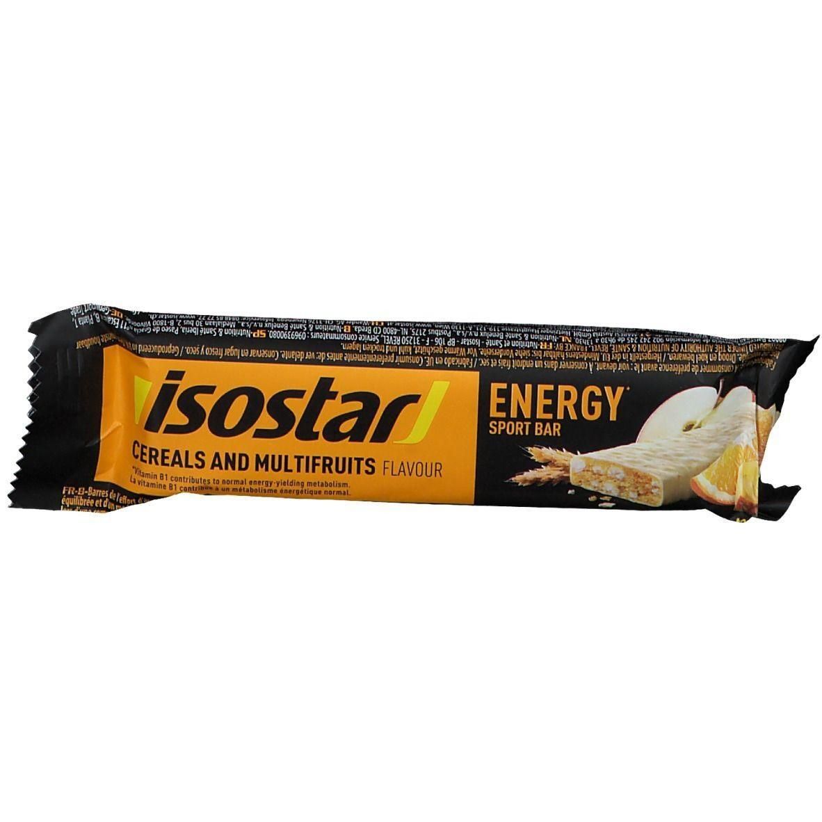 Barre énergétique Isostar Céréales et Multifruits. Montre une barre coupée avec des fruits et des céréales.