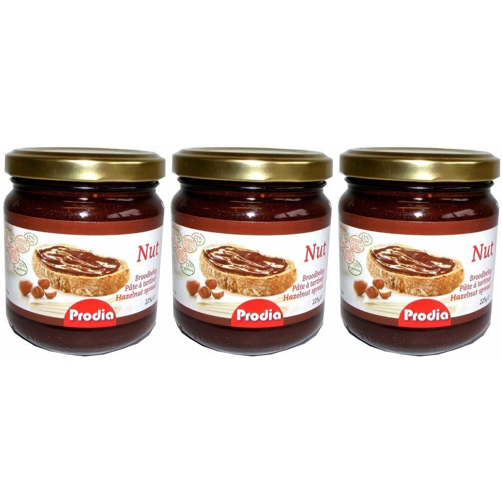 Drie potten Prodia Choconuts hazelnootpasta met hazelnoten en chocolade op brood.