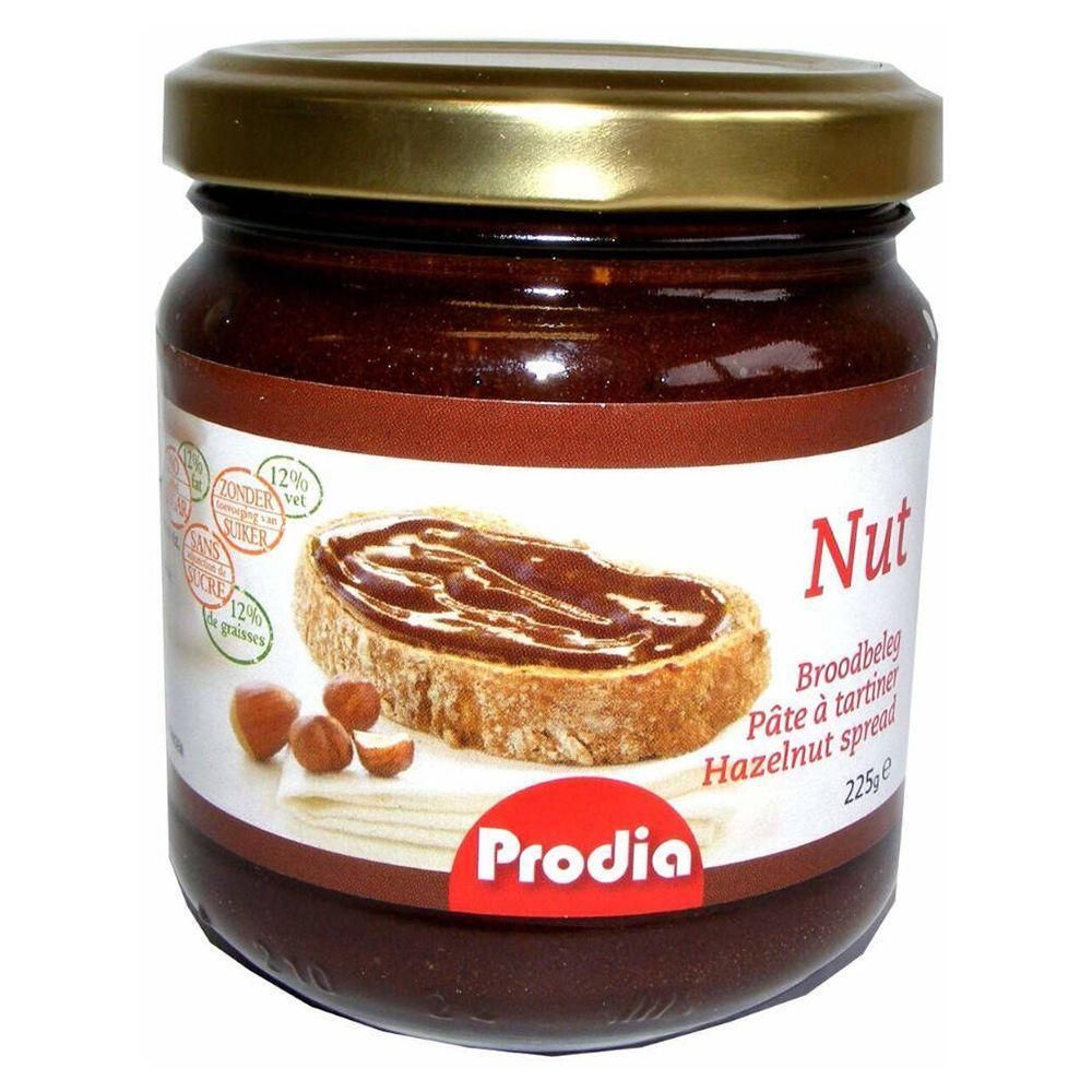 Prodia Hazelnootpasta in een pot met gouden deksel. Toont een boterham met pasta en hazelnoten.