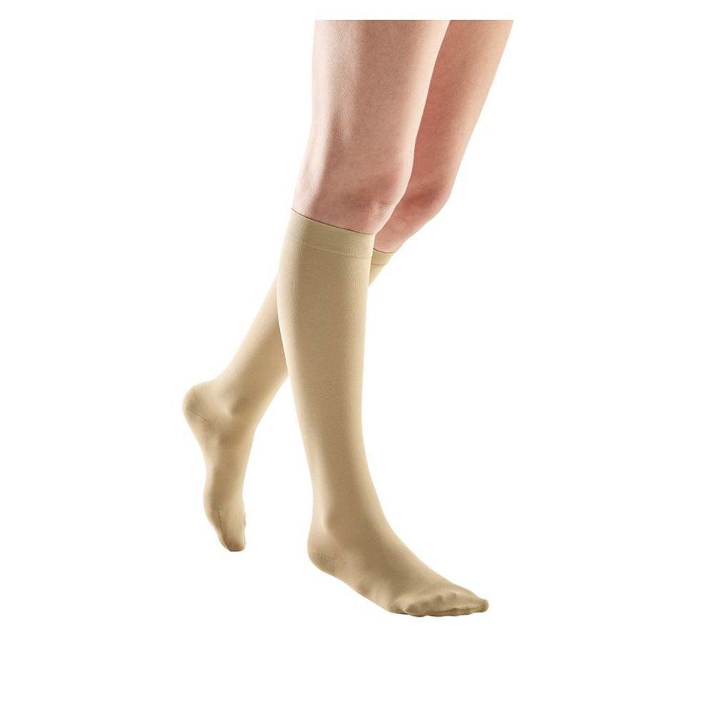 Bas de contention beige arrivant au genou, avec bout fermé.