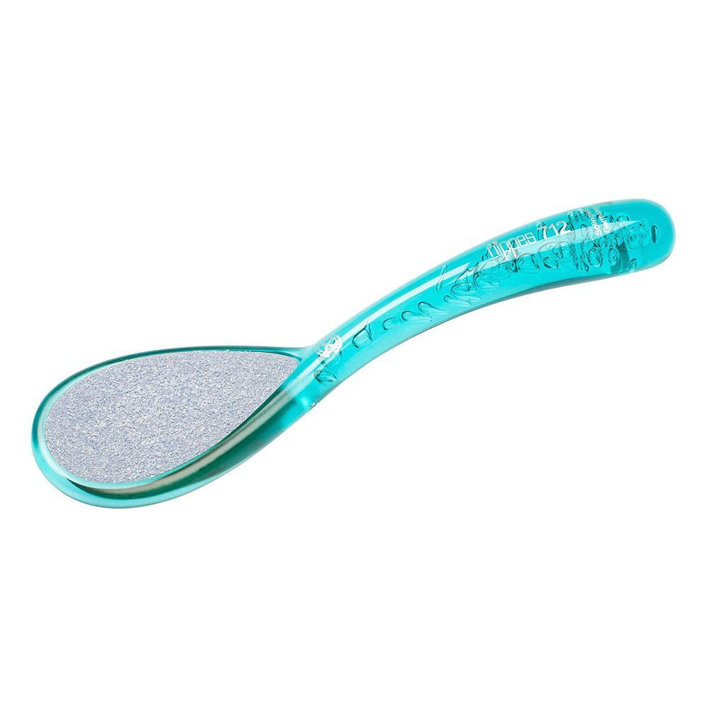 Une râpe à pieds turquoise avec manche ergonomique et surface de frottement argentée.