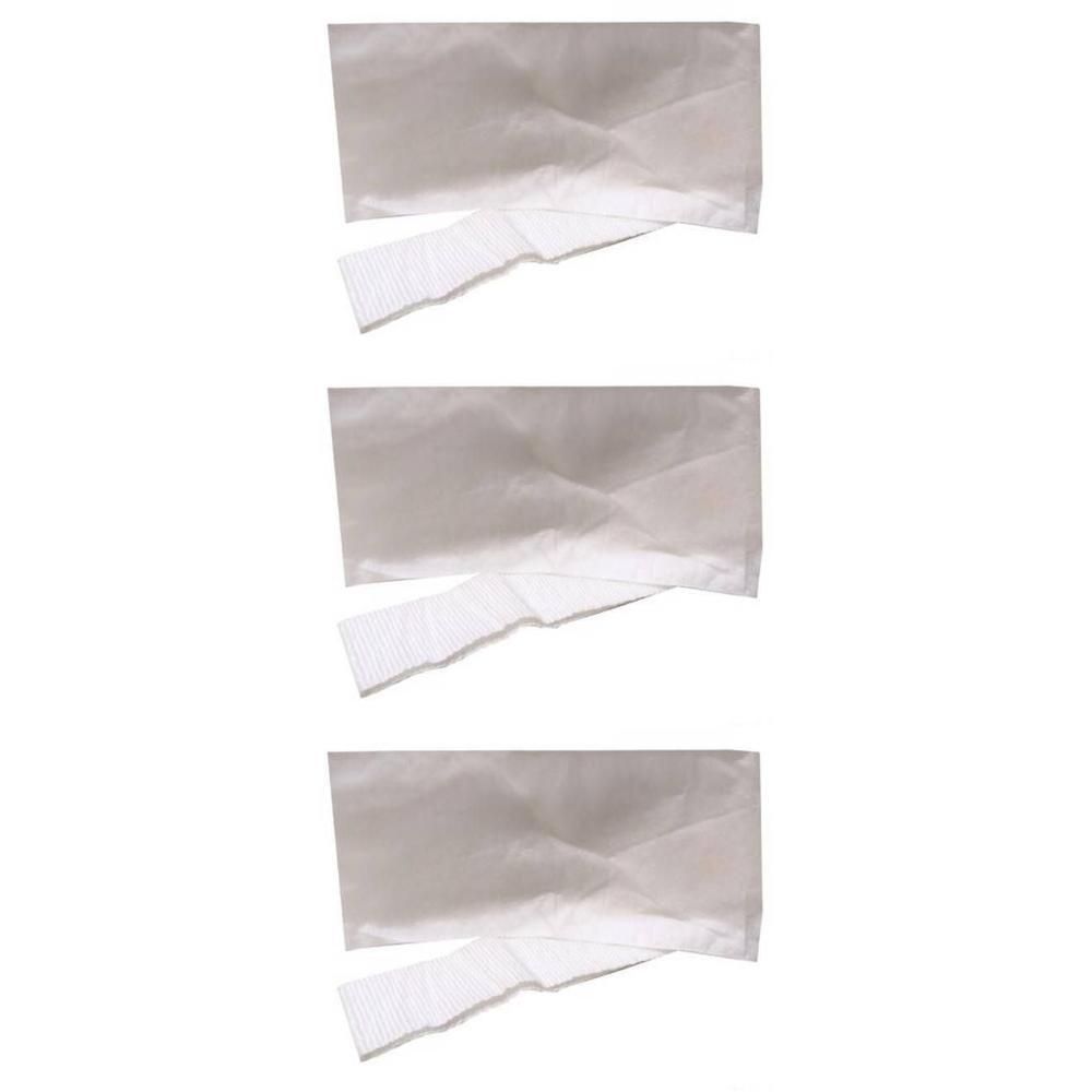 Trois compresses blanches avec bandes de fixation.
