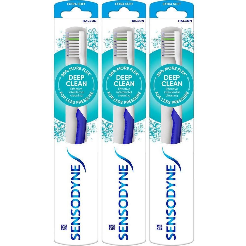 Trois brosses à dents Sensodyne Deep Clean Extra Soft en emballage individuel.