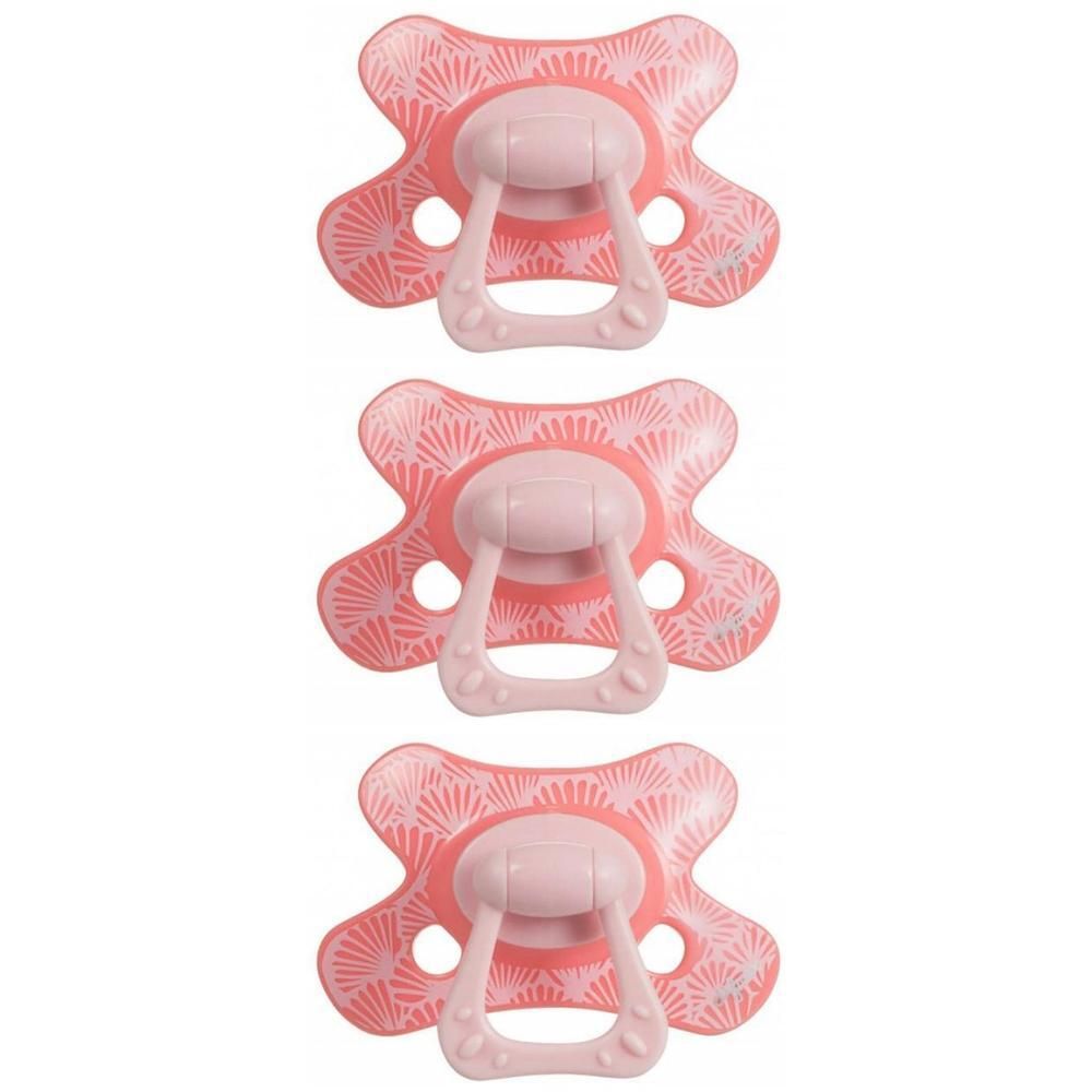 Trois sucettes roses avec un motif de formes d'éventail blanches et une poignée rose pâle.