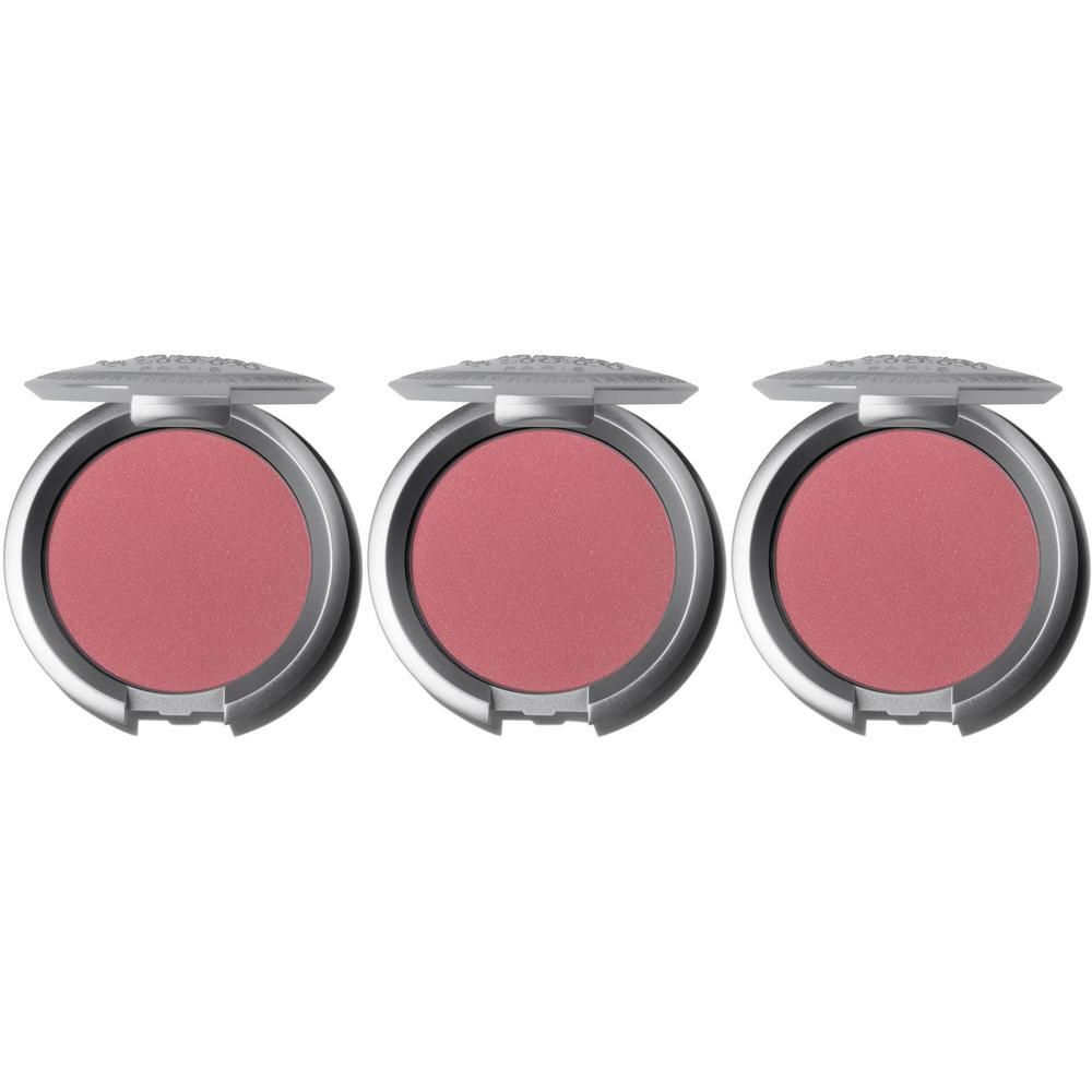 Trois poudres de blush T. LeClerc dans des boîtiers argentés, couvercles ouverts.