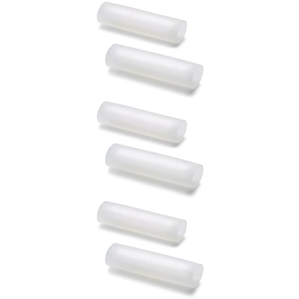 Six coussinets blancs et cylindriques.