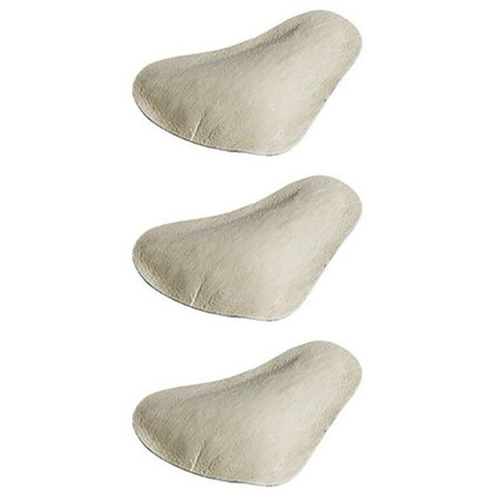 Trois coussinets de voûte plantaire beiges en matériau souple, forme ergonomique.