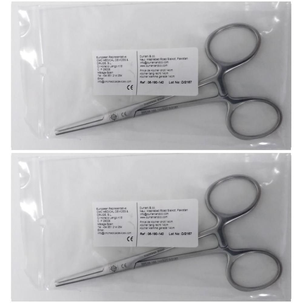 Deux pinces chirurgicales avec poignées et longues pointes fines, chacune emballée dans un sac en plastique.