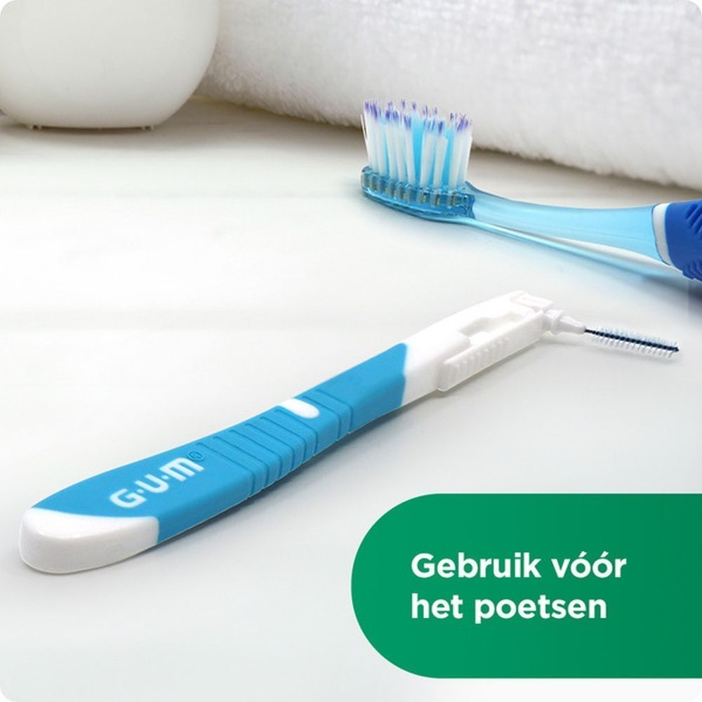 Een GUM Bi-Direction interdentale borstel ligt naast een tandenborstel op een handdoek.