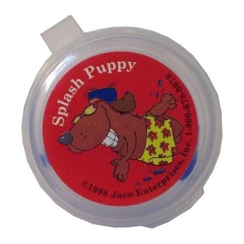 Ronde, doorzichtige container met rode sticker met een cartoonhond in zwembroek.