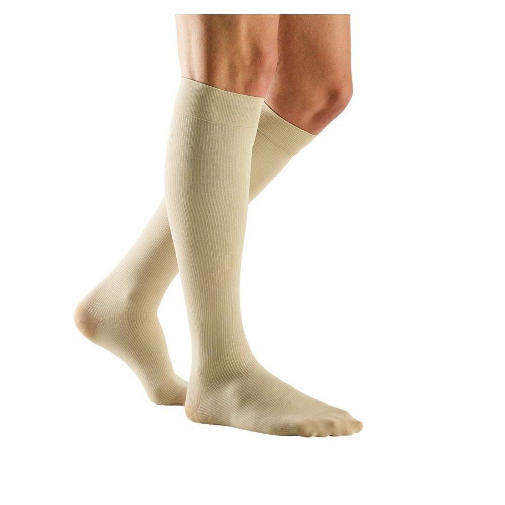 Bota Relax 280 compressiekousen van katoen in zandkleur, gedragen door een model.
