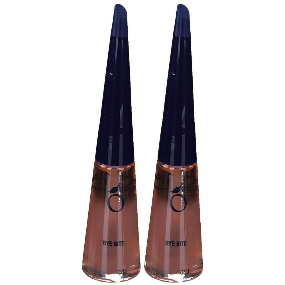 Twee flesjes heldere nagellak met donkerblauwe dopjes.