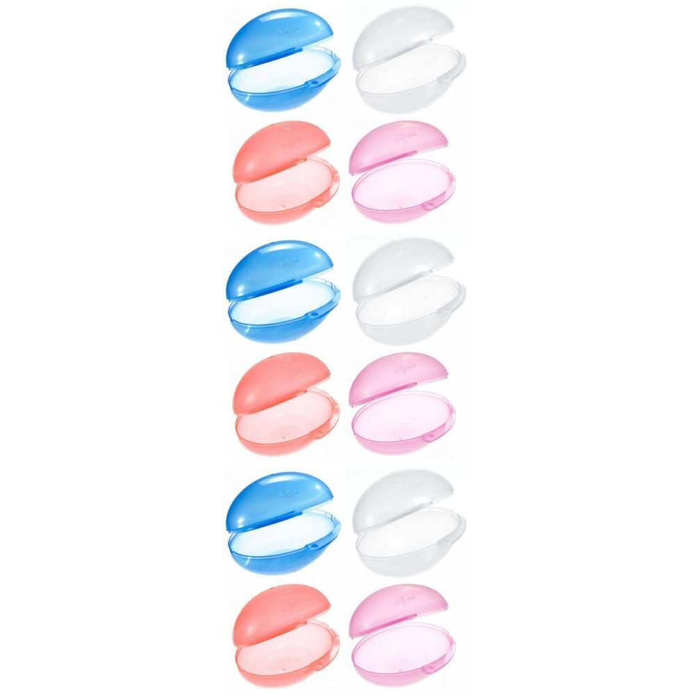 Kleine, ronde bakjes in blauw, roze, wit en lichtroze, elk met een witte inzet.