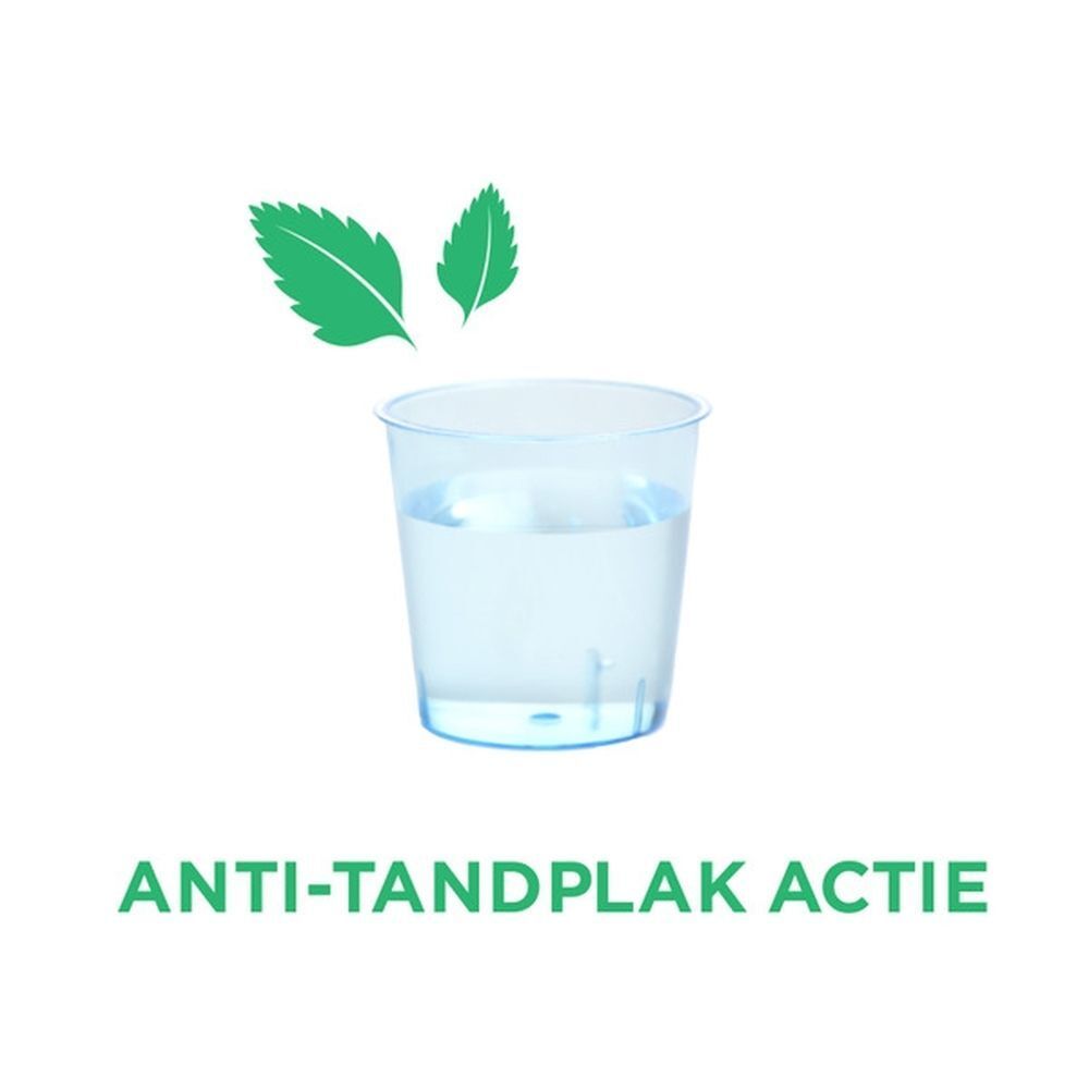 Wegwerpbeker met mondspoelmiddel en muntblaadjes, anti-tandplak actie.