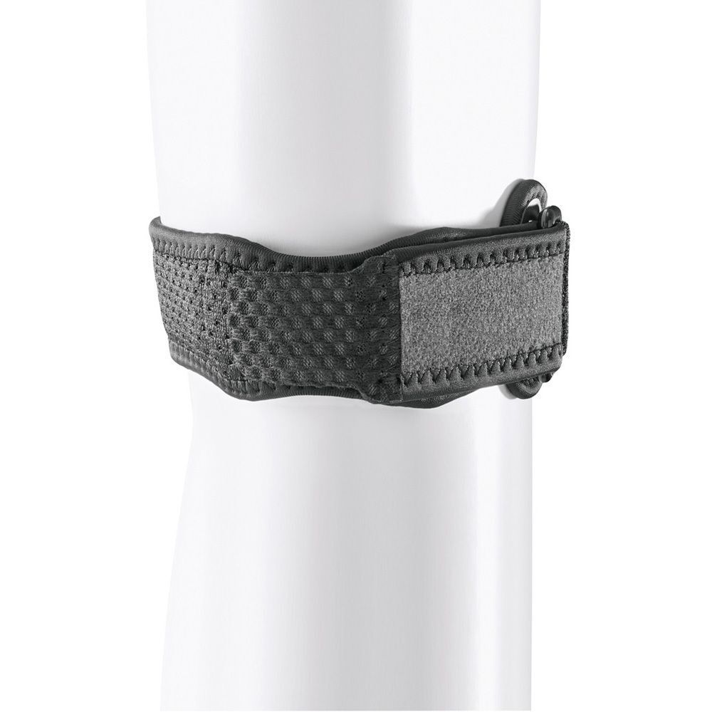 Une bandelette de genou FUTURO™ portée sur une jambe, montrant le système de fermeture auto-agrippante réglable.