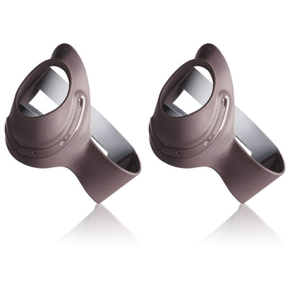 Twee duimbandages van bruin plastic met zilverkleurige metalen inzetstukken.