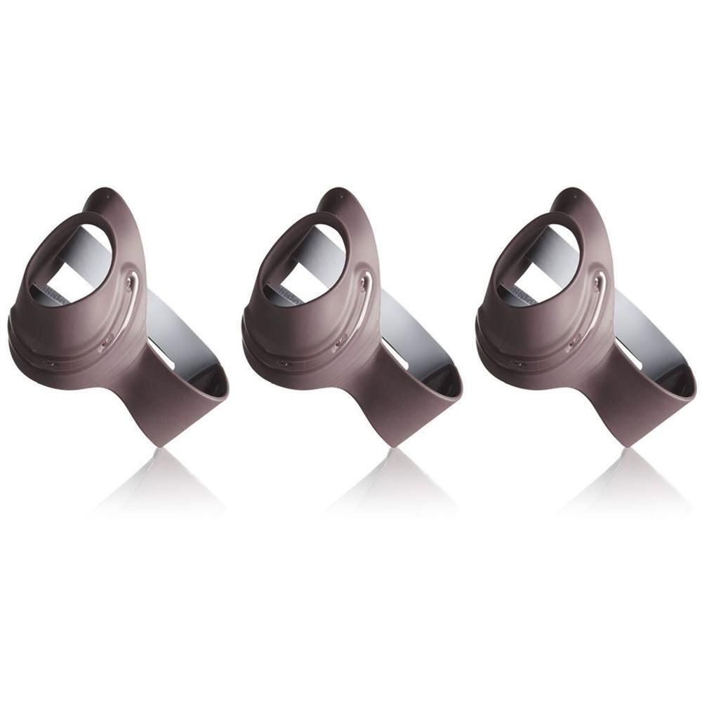 Trois orthèses de pouce en plastique marron. Chaque orthèse a une sangle et une ouverture.