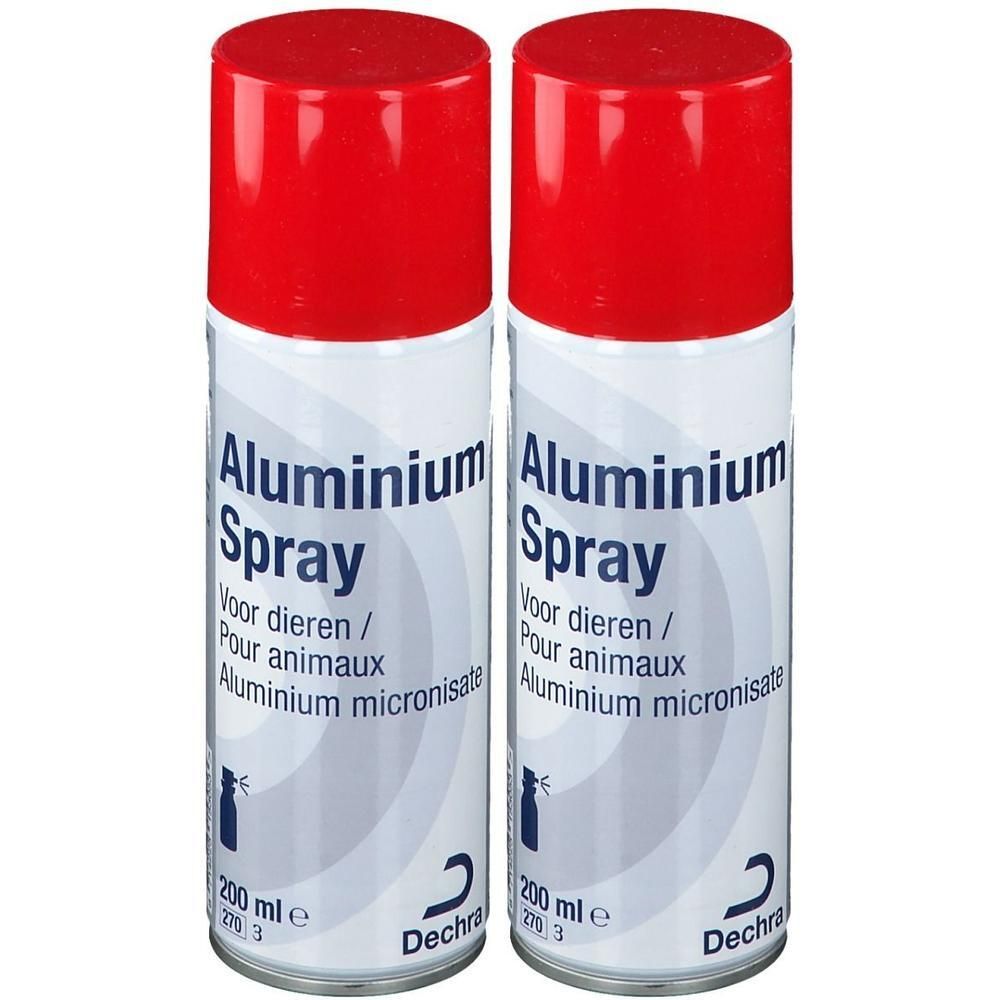 Twee spuitbussen met rode dop, gelabeld "Aluminium Spray".