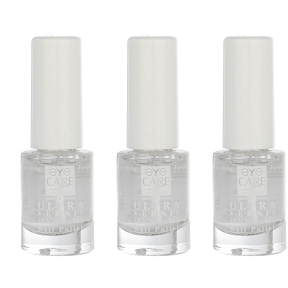 Drie flesjes heldere nagellak met witte doppen. Het etiket vermeldt 'eye CARE ULTRA VERNIS'.