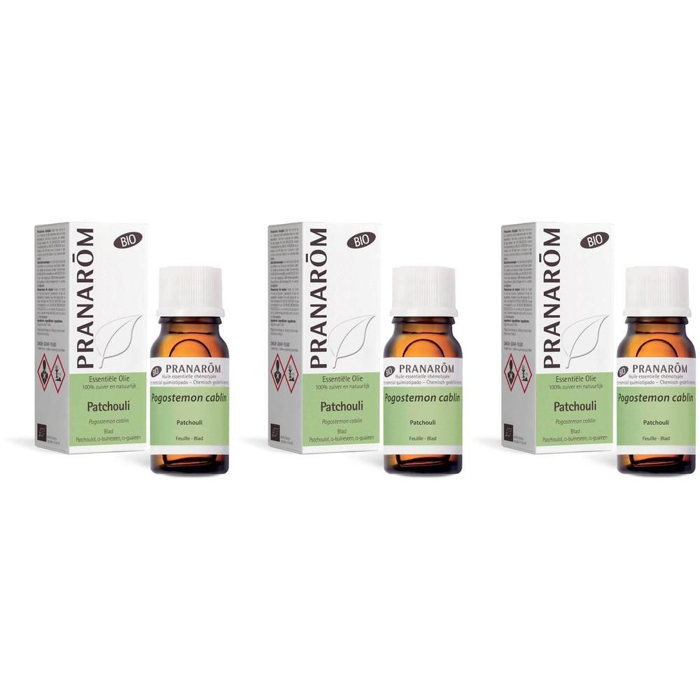 Drie flessen Patchouli Bio etherische olie van Pranarôm met verpakking.