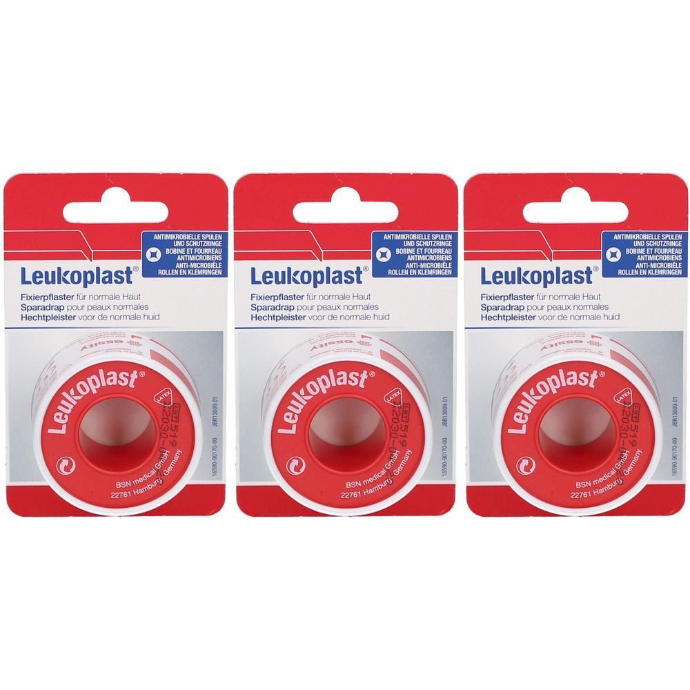 Drie rollen hechtpleister. Rode spoelen met witte opdruk « Leukoplast ». Verpakking met rode achtergrond en productnaam.