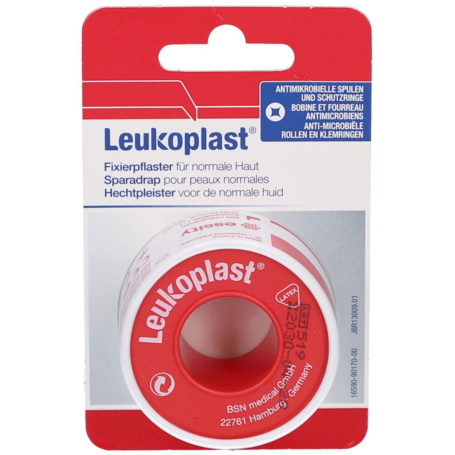 Emballage de rouleau de sparadrap. Marque: Leukoplast. Contient des bobines et des anneaux de protection antimicrobiens. Pansement blanc sur fond rouge.