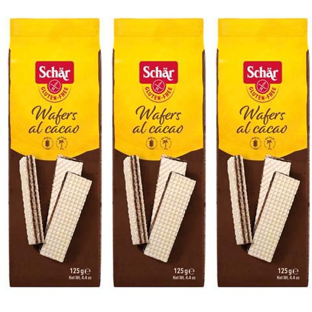 Trois paquets de Schär Wafers al Cacao, sans gluten. Montre des gaufrettes à la garniture cacao.