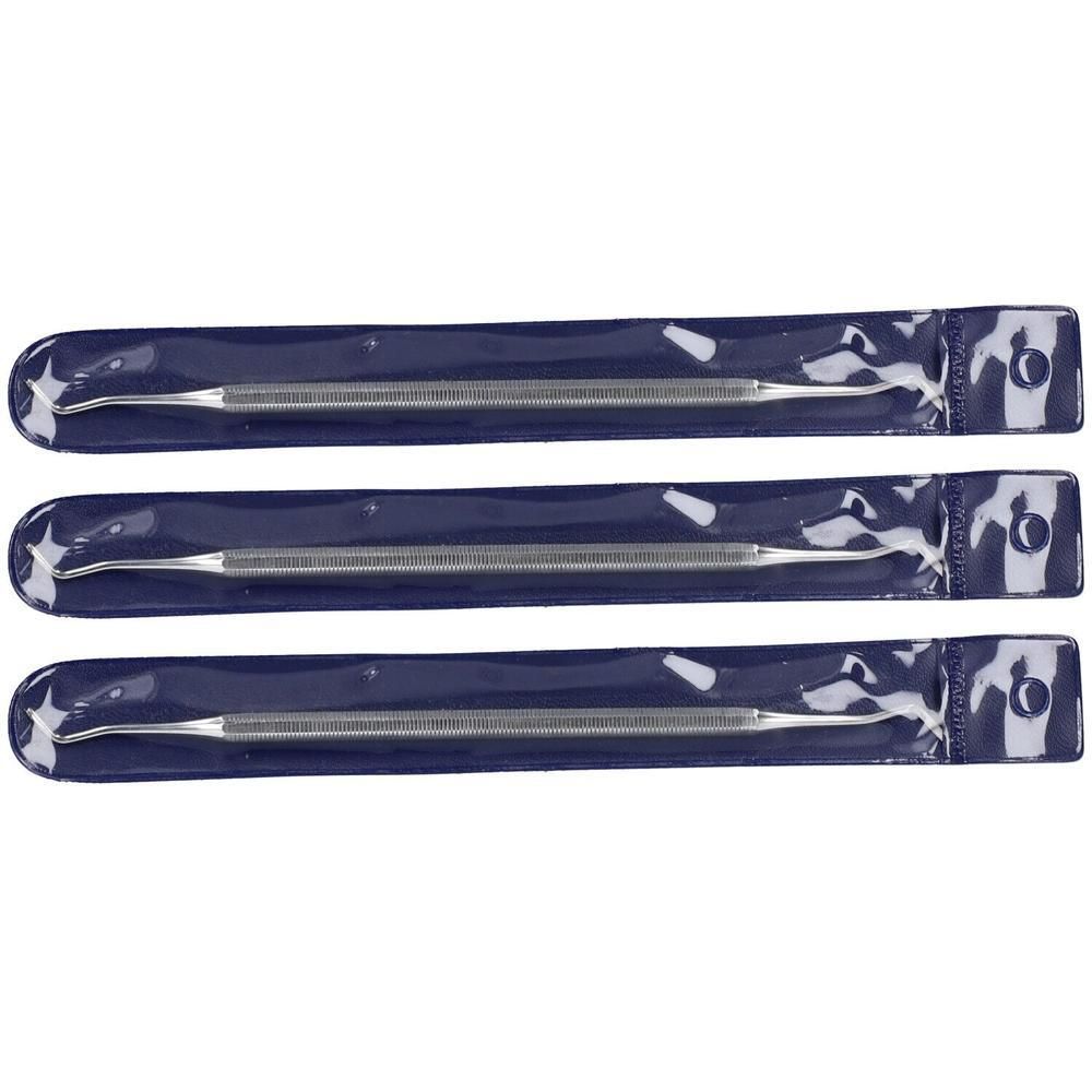 Trois instruments fins en acier inoxydable sous pochettes de protection.