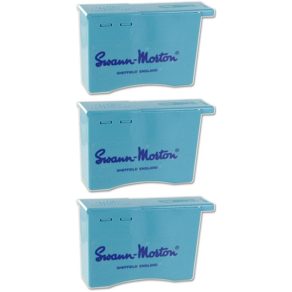 Trois conteneurs Swann-Morton bleus avec logo et inscription.