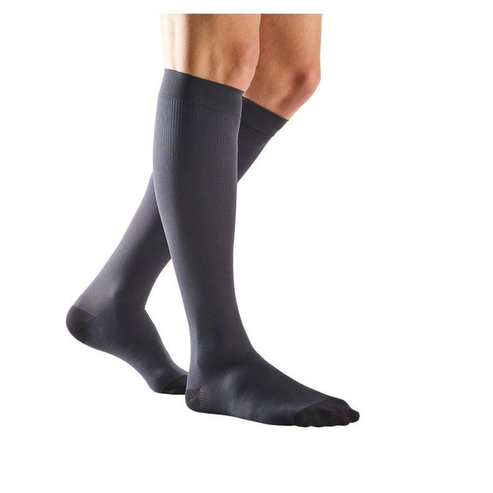Chaussettes de compression grises jusqu'au genou, en coton, pour femme.