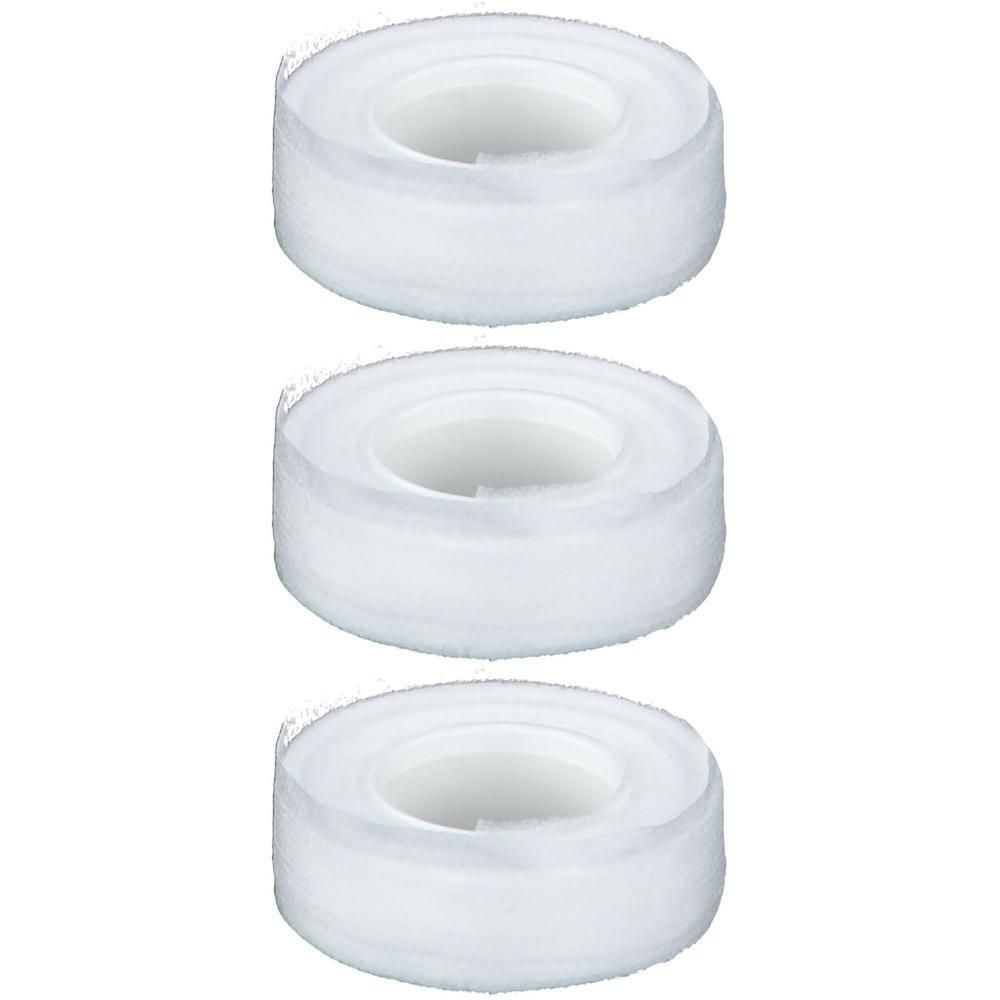 Drie witte rollen met een witte kern, lijkend op watten.