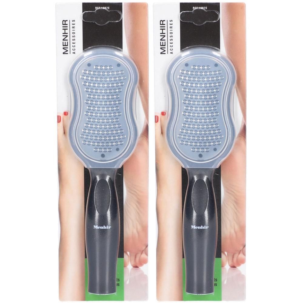 Deux râpes à pieds avec manche ergonomique et surface métallique à petits trous pour enlever les callosités.