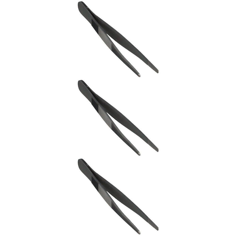Drie anatomische pincetten van metaal met puntige uiteinden.