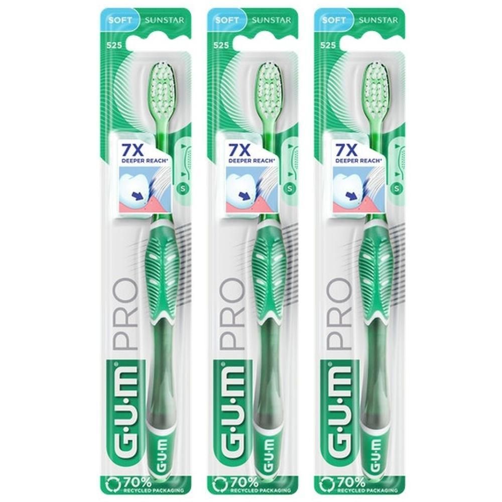 Drie GUM Technique Pro tandenborstels, zacht, groen, in verpakking.