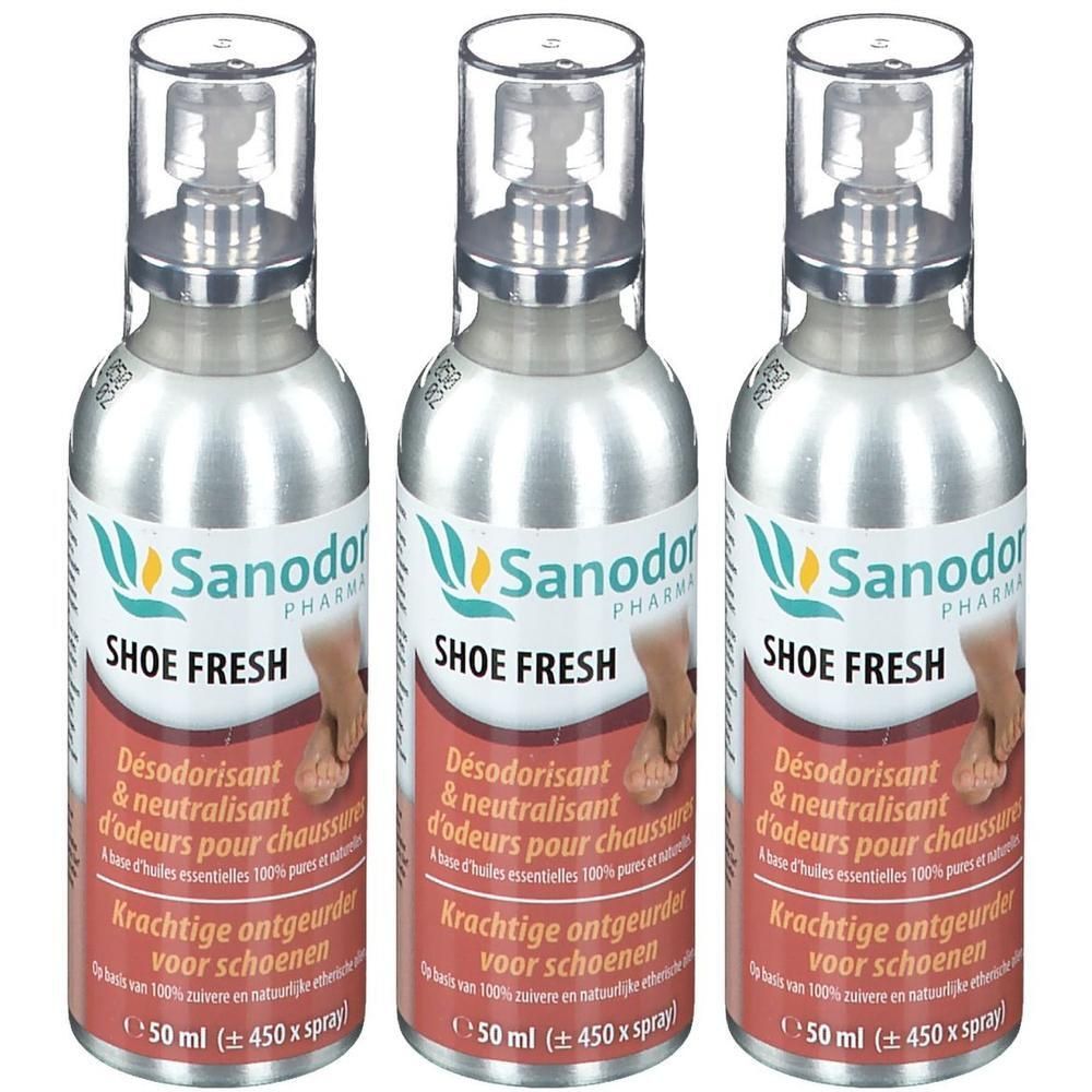 Drie zilverkleurige Sanodor Pharma Shoe Fresh spuitbussen met transparante doppen. Inhoud 50 ml.